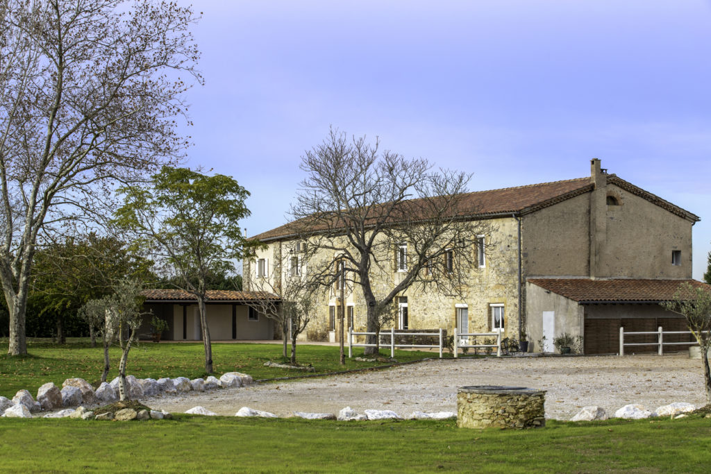 Domaine Bruyères de Massias, briques, parc, parking, arbres, terrasse, espace, bohème, chic, location